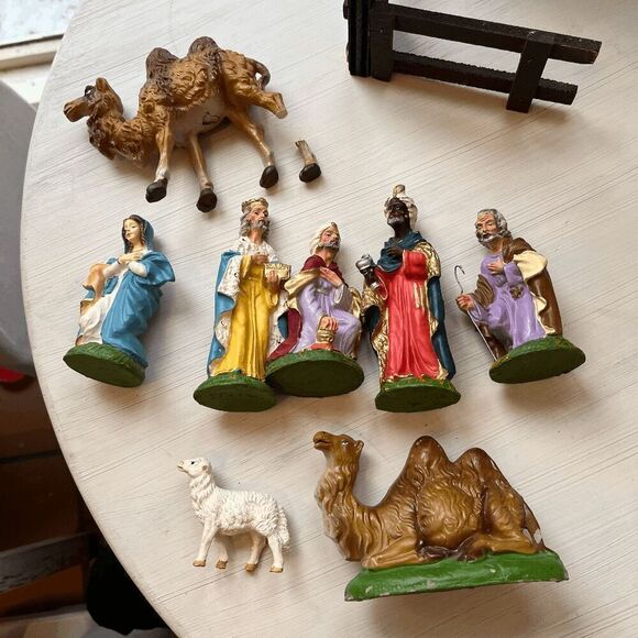 Vintage 50s Italian-Made Nativity Set Wooden Stable Painted Paper Figurines - Picture 10 of 12